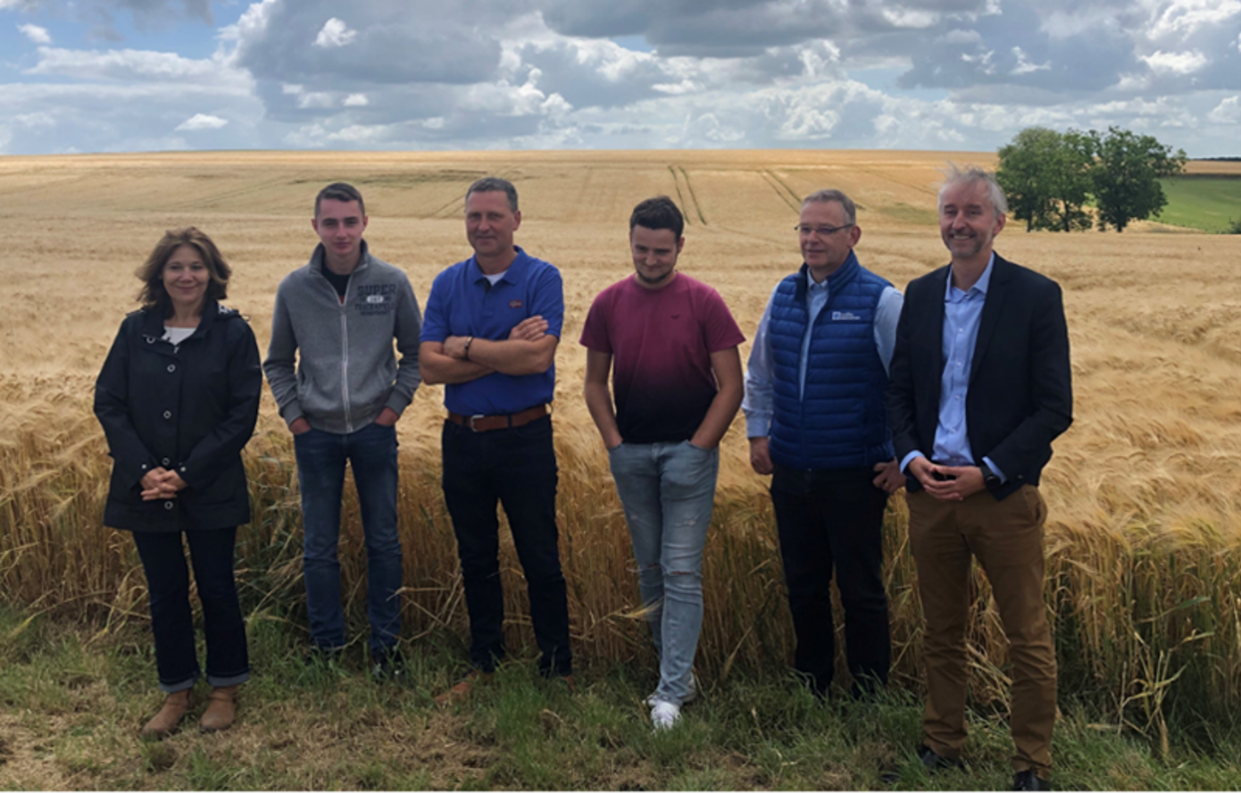 Gche à dte : A. D’Anthonay (Dir. Aff. Publiques, D. Durable & Com° Kronenbourg SAS), enfant de l’agriculteur, T. Michaut (Agriculteur), enfant de l’agriculteur, P. Vincent (Dir. filières de Soufflet Agriculture – Groupe InVivo), G. Couture (Dir. Gén. de Malteries Soufflet- Groupe InVivo)